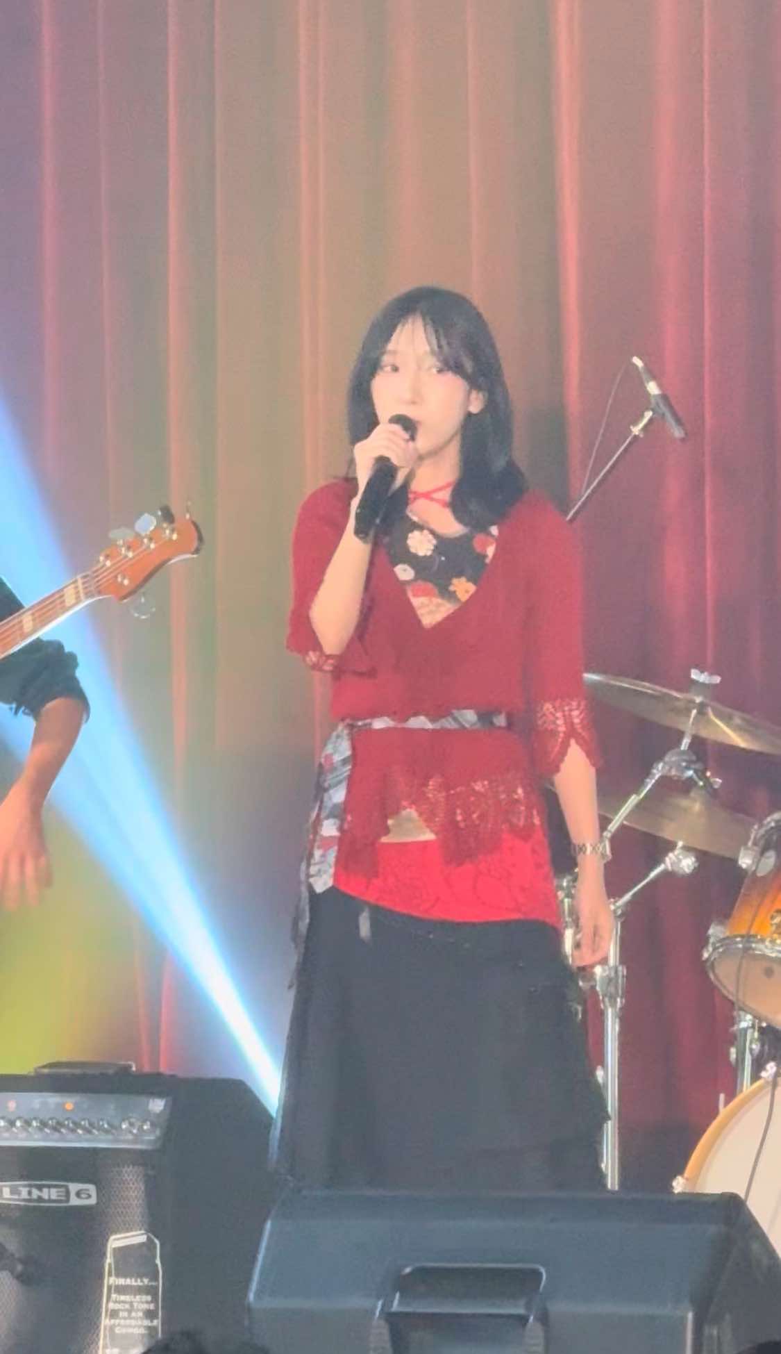 할아버지께 마지막으로 선물드리는 무대. 발인 끝나자마자 갔고 두시간 자고 공복 상태라 힘이 없었지만, 할아버지 앞이라고 생각하며 활짝 웃으면서 뛰었다 ㅎㅎ 부디 좋은 곳 가셨길 🙏🏻 #08 #09 #학교 #학교축제 #밴드부 