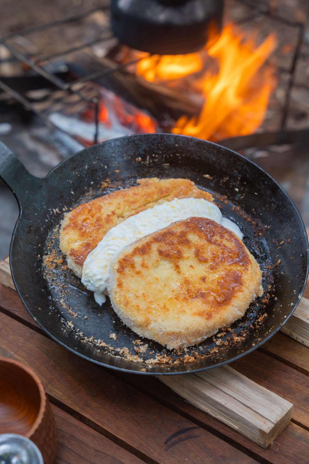 ココナッツフレンチトースト🥥🍞 　 レシピはコメント欄に記載してます✍️ 　 #tiktokfood #camp #cooking #food #料理 
