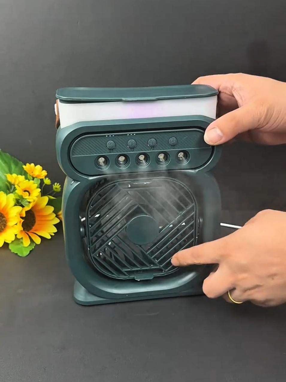 Conheça o Ventilador Umidificador e Refrigerador de Ar Portátil com LED. Ele refresca até 8 metros quadrados #ventilador #portatil #tecnologia #led 