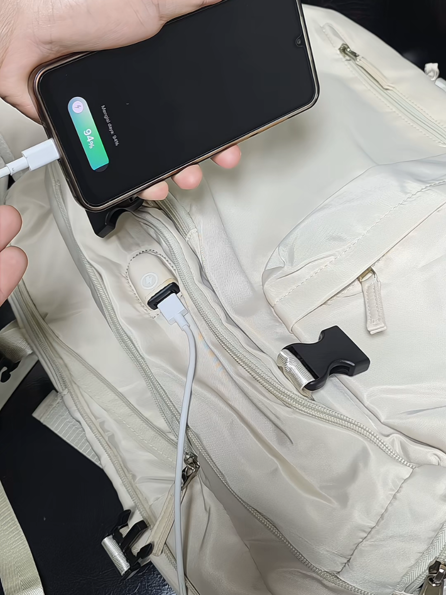 Gunanya Tas Ransel ada port USB nya itu gini😃 kemana-mana biasa isi baterai HP🤗 yang mau samaan langsung checkout di keranjang #tasrasakoper #taslexy #tasransel #tasbesar #ransel 