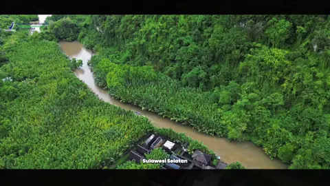 Aga Kareba #silessurengbpom, Pelayanan Mantappol Sulsel hadir sebagai inovasi BBPOM di Makassar dengan sistem jemput bola, menggantikan layanan konvensional di kantor menjadi layanan proaktif langsung ke masyarakat. Program ini diawali dengan koordinasi bersama pemerintah daerah, puskesmas, sekolah, serta komunitas sebagai pemangku kepentingan. Di lokasi, masyarakat dapat menikmati berbagai layanan gratis, mulai dari pengujian cepat produk kosmetik dan pangan olahan, KIE tentang keamanan obat dan makanan, pengawasan sarana produksi dan distribusi, konsultasi sertifikasi UMKM, hingga layanan pengaduan dan pelaporan gratifikasi melalui sistem Talapa. Dengan tahapan kerja terencana—mulai dari penyusunan program, sosialisasi, pelaksanaan, hingga monitoring dan evaluasi—Mantappol Sulsel kini menjadi layanan yang dekat, praktis, gratis, dan responsif, menjawab tantangan geografis Sulawesi Selatan yang luas dan beragam. #bpom #bpomri #badanpom #bbpomdimakassar 