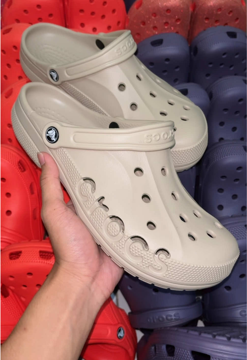 Warna netral, gaya maksimal 🤎 Crocs Baya Cobblestone cocok banget buat daily wear Link In Bio!!! #crocs