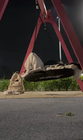 Sao mọi thứ đều rơi vào em hết vậy, em cũng biết đau em cũng biết sợ mà huhu