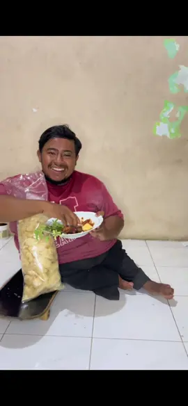 Di cuil sama sambel asli enak rek Jangan lupa co di keranjang kuning yaa #fyp #affiliate #kerupukkulitsapi 