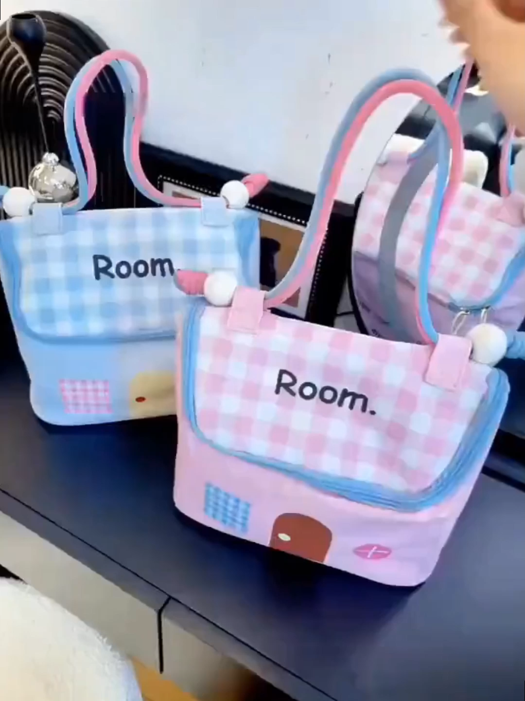 Túi đựng mỹ phẩm hình ngôi nhà nhỏ xinh mới。Những thứ cần thiết khi đi du lịch #túimỹphẩm #tuidungmypham  #muangay  #xuhuong #makeup