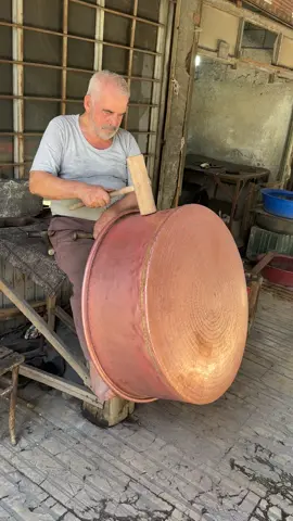 K.Maraş Bakırcılar Çarşısında Bakırcı Ustamız Dövme Bakır Kazana Son Rötuşları Yapıyor…😎😎 #türkiye #kahramanmaraş #bakırcı #gurmemarask 