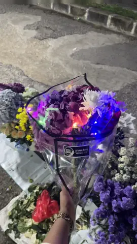 Asterflowers Lucunya kalau punya pacar 😊🤭 1 tangkai bunga, sudah buat pasanganmu bahagia🥰🌸🌻 . . *Alamat 📍 costal area .tidak jauh dari tugu disamping bakso idola di depan angkringan🥰 . . *video yang diposting berdasarkan persetujuan cust 😘✨ . #freshflowers #freshflowerskarimun #freshflowers💐 #tanjungbalaikarimun # Viral💐❤️tiktok🦋🦋💐✨