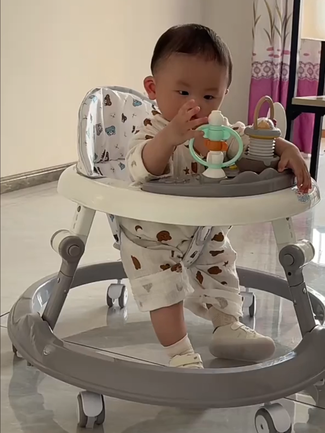 🌟Ibu-ibu Malaysia boleh beli tanpa ragu! Pilih kereta renjak yang betul untuk bayi sangat penting! Kereta renjak ini mempunyai reka bentuk anti-rollover yang kukuh, bayi bergoyang sekencang apa pun tetap stabil; ketinggian boleh laraskan mengikut usia bayi, sesuai digunakan dari berdiri dengan sandaran sehingga berjalan sendiri,bayi bermain gembira, ibu bolehlega!# #malaysiakids #KidsTravel #familycampingmalaysia #multifunctional #parenting #KidsGear #TikTokFinds #balancebikekid #babysplash #inflatablepool #ParentingWin #TikTokShopMY #MomAndBaby #MalaysianMoms #ChildSafety #ParentingEssentials #tiktokshopping #Tiktokshop #Walker