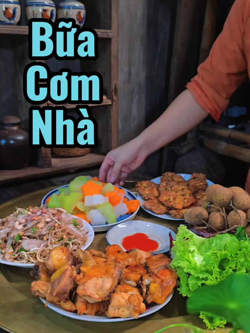 Hôm nay cả nhà cùng mình ra đồng hái hoa chuối về làm nộm tai heo ăn cùng gà rim cay nha. #vanmonngonbungvi  #TrulyVietnameseFlavor #No1FishSauceManufacturerinVietnam #ChinsuFishSauce #thomcaydungthayottrai 