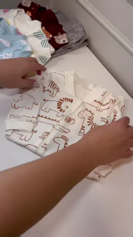 Nosso macacão fofuxo vem com zíper de proteção, pensado para deixar seu bebê seguro e protegido sem incomodar a pele delicada. 🍼💛 E tem mais: aproveite o combo exclusivo 3 por R$99,00, parcele em até 3x sem juros e ainda ganhe frete grátis acima de R$199! #ModaBebê #Maternidade #maedeprimeiraviagem #GRWM #vidademae 