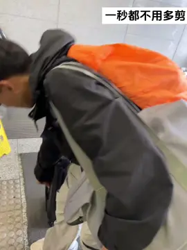 He helped me carry my suitcase down but...🤣 #xuhuong #xuhuongtiktok #thinhhanh #foryou #funny 