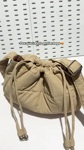 Available in different colors at pwede siya gawin crossbody bag sis #westbronco #westbroncopufferbag #westbroncocrossbodybag #drawstringbag #womenbag #waterproofbag #bag #pufferbag 