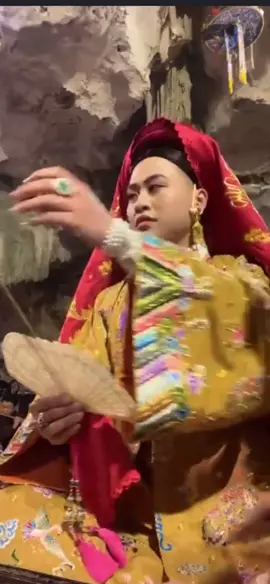 Trấn sơn lâm Nhạc Tiên Vương Mẫu Quản thượng ngàn ba mươi sáu động tiên Hiệu danh Lê Mại Chúa Tiên Bạch Anh công Chúa cầm quyền sơn lâm Âm dương khí hợp thần hun đúc Vòng càn khôn vũ trụ thai sinh Vốn xưa giá ngự thiên đình Quyền cai nhạc phủ rừng xanh ra vào Ra hiệu lệnh võng đào đón rước Thổ mán mèo sau trước phục tâm Ơn nhờ Thánh Mẫu sơn lâm Chở che làng bản thôn dân an lành Lòng mộ Phật tu hành sớm tối Cõi thiền na dốc chí bền tâm Từ bi ứng hóa hiện thân Có phen hóa hiện thôn dân đi rừng Có phen biến người nùng người thổ Có phen thời thuần hổ luyện voi Hóa sinh sinh hóa kiếp người Sơn Lâm Công Chúa chính ngôi La Bình Theo đức Thánh Sơn Tinh tuần thú Dạy muôn loài báo hổ chim muông Dạy dân phát rẫy làm nương Dạy cho chim hót líu lường líu lô Nước cam lộ từ bi đượm khắp Ứng hóa thân cứu độ muôn loài Hóa sinh sinh hóa muôn nơi Dấu chân ghi để muôn đời khắc ghi Cảnh núi Giùm vạn niên lịch đại Đất Tuyên Quang còn mãi truyền ghi Đền thờ lồng lộng uy nghi Thượng Ngàn Thánh Mẫu độ trì bốn phương Khi hiển thánh Đông Cuông Yên Bái Giữ đạo nhà nữ tắc tài hoa Ngát hương dòng dõi Lê gia Mãn trần xa giá gần xa mến lòng Khắp mọi vùng nhớ công ơn đức Lập đền thờ chầu chực khói hương Bảng vàng Lê mại đại vương Phù Lê gây dựng giang sơn thái hòa Khắp Nam Bắc gần xa mến phục Đội ơn người giáng phúc giáng ân Chữ rằng sở nguyện tòng tâm Mẫu vương lưu phúc thiên xuân thọ trường #lemaidaivuong #dieutinthiensu #dieunghiatanghinh #thanhsonnhatphai #sonlamsontrang 