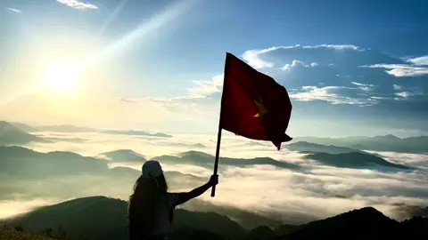 Người ta có thể trèo lên đỉnh Everets chỉ vì mình, nhưng khi lên tới đỉnh, cô ấy lại cắm cờ của tổ quốc mình…Việt Nam🇻🇳#xuhuong #trend #rangrovietnam 