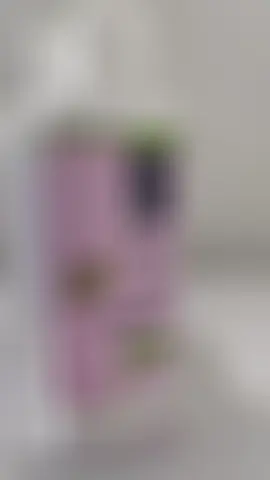 Bonjour a tous j'espère que vous allez bien  Il y a quelques semaines je vous est parler du sérum extrême repousse que j'utilise tout les jours, aujourd'hui je vais vous parlez du shampooing démêlant et de l'après shampooing de la marque @ozentya_pousse_cheveux  le shampooing est spécialement conçue pour les cheveux fins et sans volume , il est sans Parabens ,sans silicone et sans sulfate, il hydrate en profondeur et démêle bien les cheveux, sa texture est agréable, il est légèrement parfumé, un bon shampooing qui fait des beaux cheveux et facile a coiffer  L'après shampooing est fait a base de ricin , jojoba et karité , il se pose après le shampooing il nourrit les cheveux, répare les pointes , avec ce duo vos cheveux sont plus soyeux , plus résistant, et réparé et je peux espacé les shampooing car mes cheveux sont moins gras vous trouverez une large gamme de produits chez @ozentya_pousse_cheveux , pour toutes la famille et tout types de cheveux, ce sont des produits naturels, prix abordable @ozentya_pousse_cheveux  une marque que je vous conseille  #ozentya #shampooing #apresshampoing #vegan #produitnaturel 