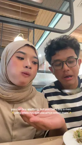 suka mager makan, tapi kalo disuapin jadi semangat makannya 🙂‍↕️🥰 #couple #fyp 