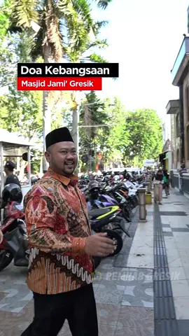 Halo Sahabat Seru!  Pagi ini, Bupati Gresik bersama para tokoh masyarakat, ulama, dan pimpinan partai politik berkumpul di Masjid Jami' untuk doa bersama. Tujuannya satu: mendoakan Gresik agar senantiasa damai, rukun, dan kondusif. ​Bupati Yani mengajak seluruh masyarakat untuk terus menjaga persaudaraan. Ia juga menyampaikan rasa syukur atas kekompakan Forkopimda yang telah menjaga keamanan daerah. Semoga Gresik selalu aman dan damai, serta menjadi contoh bagi daerah lain. 💚 ​#DoaBersama #GresikDamai #GresikRukun #GusYani #PemkabGresik 