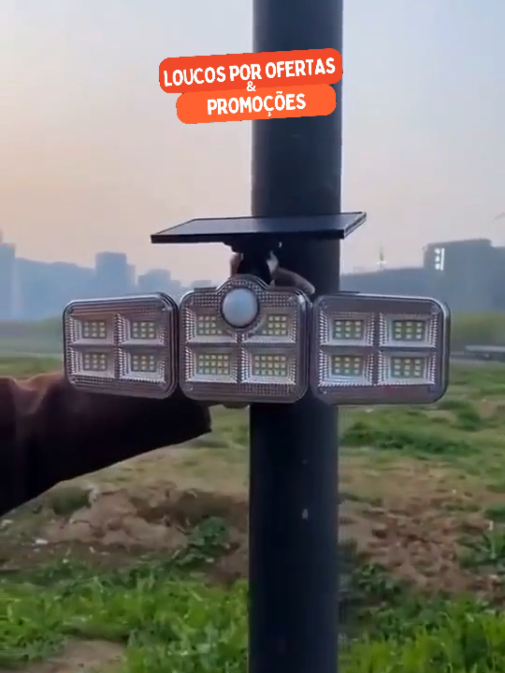 Iluminação potente e sustentável para seu ambiente! 💡☀️ Conheça o Refletor LED 800W com 3 Cabeças, Painel Solar e Sensor de Presença. Perfeito para áreas externas, ele oferece segurança e economia de energia. Carrega durante o dia e acende automaticamente à noite. Modernize sua iluminação! 😉 #RefletorLED #PainelSolar #SensorDePresença #IluminaçãoSustentável #EconomiaDeEnergia 