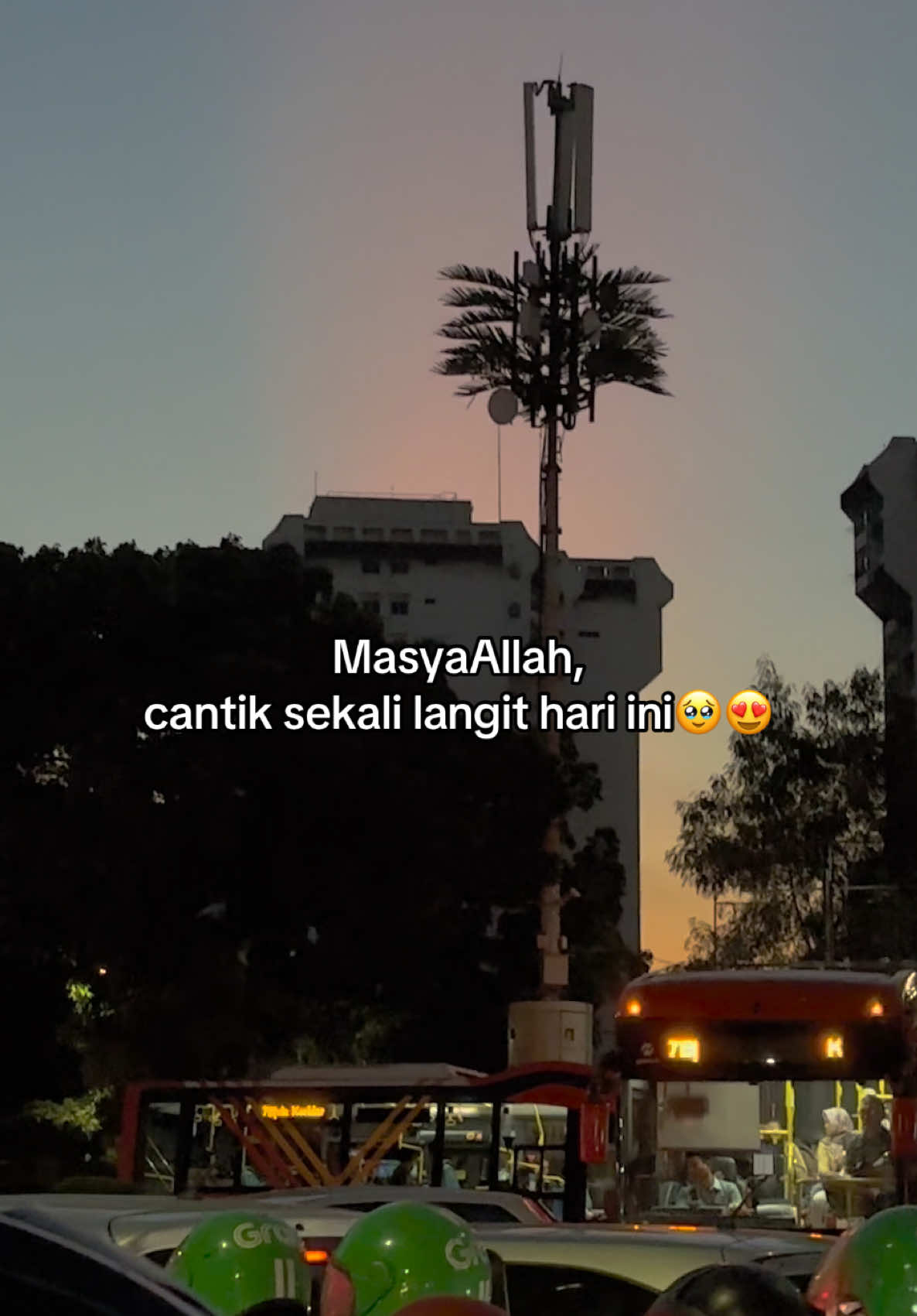Di tengah kemacetan, tersimpan langit merah muda yg cantik!✨ #jakartahariini #jakartaselatan #langit #masyaallahtabarakkallah #janganlupabersyukur 