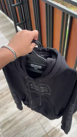 Rekomendasi hoodie keren Dreamstory untuk kamu yang ingin tampil stylish sekaligus nyaman di segala suasana. Bahan tebal, hangat, dan berkualitas tinggi membuat hoodie ini awet dan cocok dipakai kapan saja. Logo bold di bagian depan dan lengan menambah kesan premium. Yuk, miliki hoodie Dreamstory original ini sekarang sebelum stok habis! #hoodie #hoodiemurah #hoodieoversize #hoodiecowok #hoodietiktokshop 