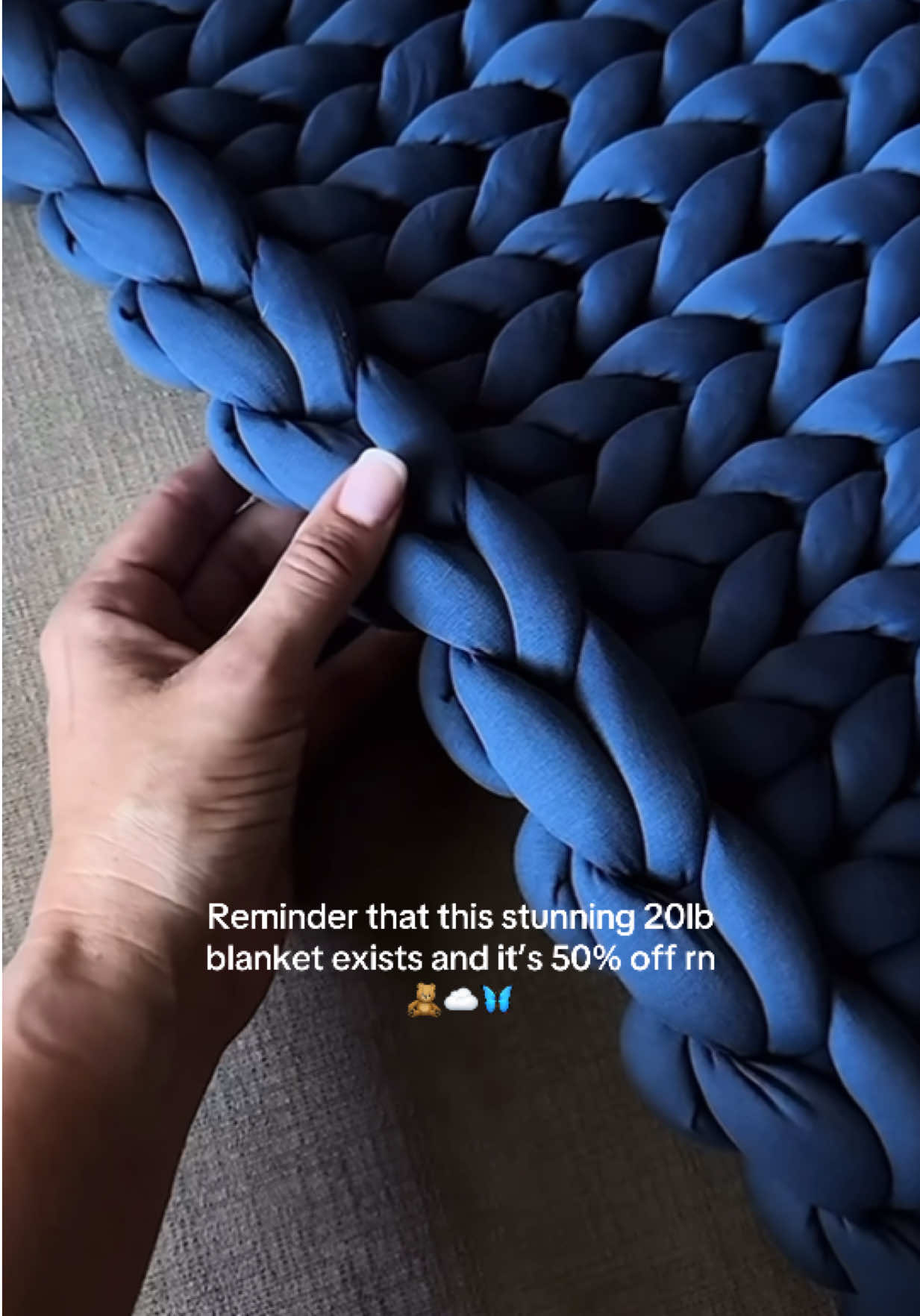 This blanket is a dream and it’s 50% off rn 🧸☁️ @Comfrt  #weighted #blanket #anxietyrelief #weightedblanket #comfrt 