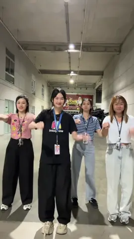 จับพี่การเงินมาเต้นน 5555 #มือซ้ายจับแฮน #tiktokคนบันเทิง #เต้นกับเพื่อน #เต้นกวนๆ #เพลงฮิตtiktok 