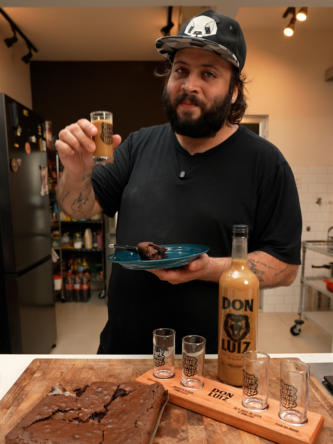 Ainda estamos em clima de comemoração, então bora preparar um Brownie?!  E pra ficar ainda melhor, a Quinzena do Cliente tá rolando com até 15% OFF em toda a loja do Urso! @donluizcream Usando o cupom VINI15, você garante mais 15% de desconto em qualquer compra. Incrível, né?! Mas corre, porque a promoção vai só até 15/09! Beba com responsabilidade. Não compartilhe com menores de 18 anos. Brownie 1 e 1/2 xic de Açúcar cristal 3/4 xic de farinha de trigo 2/3 xic de cacau em pó 1/2 xic de açúcar de confeiteiro 1/2 xic de chocolate picado 1 pitada de sal 2 ovos 1/2 xic de óleo 2 cs de água 1/2 cc de extrato de baunilha