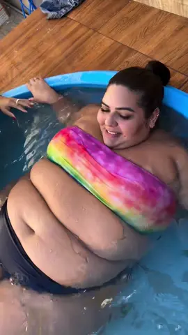 Alguém pra tomar um banhozinho de piscina? 🤔😏 #casal #fy #humor #viral 