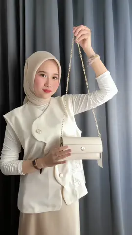 tas mini bikin outfit keliatan simple but elegant✨ #lescatino #tasmini #slingbag #slingbagmini 