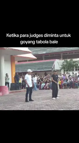 emak2 penonton ngomong ini para juri jang juri bisa goyang akhirnya para juri turun lapangan 😅💃 #tabolabae #lombagoyangtabulabale #dance #judges #zinlitha 