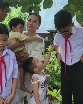 Thương bé gái 15 tuổi nhổ cỏ mướn nuôi các e vì Cha, Mẹ đã m.ất