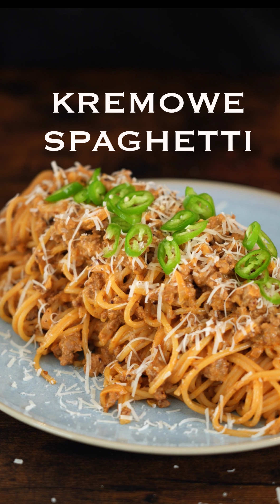 🔥DOKŁADNA LISTA SKŁADNIKÓW⤵️  Wiem że kochacie makarony i tak się składa że ja też więc dziś mam dla Was przepis na spaghetti które przygotujecie w 20 minut!😁 Pod ostatnim przepisem na pastę pojawiły się głosy że za mało mięsa więc dziś nadrabiamy! Będzie mięsnie, będzie serowo, będzie kremowo czyli tak, jak chyba wszyscy lubią najbardziej!😉 ⏰CZAS: 20 MINUT 🍽️PORCJE: 2-4 📌 SKŁADNIKI: 600g mielonej wołowiny 2 łyżki oleju 1 łyżka oleju 1 duża cebula 3 ząbki czosnku 1 łyżeczka oregano 1 łyżeczka soli 1 łyżeczka pieprzu 2 łyżki koncentratu pomidorowego 1 szklanka bulionu wołowego 125g serka typu Philadelphia 50g sera typu cheddar 30g sera typu parmezan 200g makaronu spaghetti 1 łyżka soli #przepisy #obiad  #gotowanie #jedzenie #foodini 