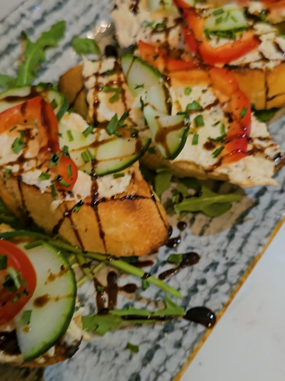 🥖✨ Hrskave bruskete + kremasta pašteta od piletine = savršeno predjelo koje nestaje u trenu! Fork Yeah zalogaji za svaku priliku 🤤👌 #forkyeah #foodporn #bruschetta #food #yummy 