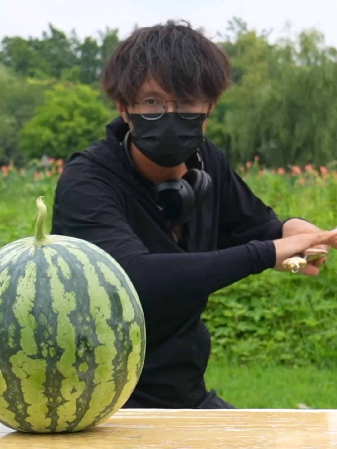 Fastest time to cut 10 watermelons with a martial arts sword 🍉⚔️ 9.03 seconds by Fan Shisan (aka Fan Peng) 🇨🇳