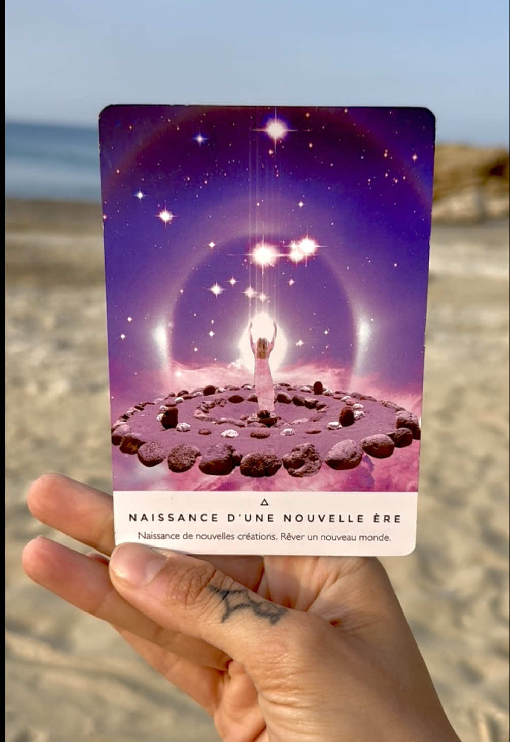 Déverrouille ton potentiel. Comment un oracle te montre le chemin ?  🃏🤔🔮 Peut-être as-tu des questions, peut-être as-tu besoin de clarté, ou peut-être cherches-tu simplement à te reconnecter à toi-même.  L’oracle est un pont.  C’est une invitation à ralentir, à te poser, et à accueillir des messages qui viennent de ta propre intuition et de l’univers. Voici quelques-uns des bénéfices que tu pourrais découvrir :  🧿 Il t’aide à te recentrer  🧿 Il clarifie tes pensées   🧿 Il renforce ton intuition  🧿 Il offre un soutien émotionnel  🧿 Il te donne un coup de pouce à l’action Exemples de questions à poser à l’Oracle :   🔮 Quelle croyance limitante suis-je prête à libérer pour avancer ?  🔮 De quoi dois-je me détacher pour me sentir plus légère ?  🔮 Comment puis-je apporter plus de magie et de créativité dans mon quotidien ?  🔮 Qu’est-ce que cette situation difficile essaie de m’enseigner ? Que ton chemin soit rempli de lumière et de clarté. La réponse est déjà en toi ; cet oracle n’est là que pour t’aider à t’en souvenir. SOLEIL SUR TOI ☀️ Aurélie FRAMBOURT  Agence créatrice d’émotion  www.massagehealthy.fr 🔮Cercle de femmes 🧠Retraite bien-être 🤤Massage  🌱boutique cadeau en ligne 🤲🏽 formatrice / consultante  🗞médias / influence / relation presse 🎥🎤bla-blatage / journaliste beauté / reportage  💄🧠 Magazine beauté Mentale  #guidancedujour #massagemarseille #bienetremarseille #cercledefemmes #retraitebienetre 