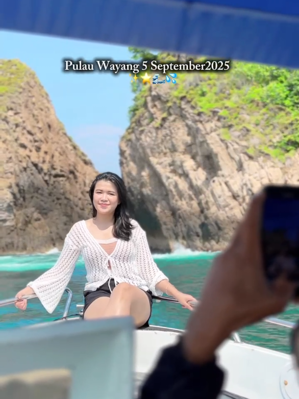 Haloo Traveler 😎 Agendakan liburan bersama AMYRA TRAVELINDO 🥰 .  ✅ Open trip wayang 600k/orang ✅ Privat trip wayang 3000k/1-5 orang .  Reservasi : Asep suryadi whatsapp 0878-1971-5457 .  #amyratravelindo #pulauwayang #pulaupahawang #telukkiluanlampung #telukhantu 