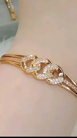 Tampil elegan setiap hari dengan Gelang Bangle Titanium La Vienne. Desain rantai mewah bertabur berlian kecil berkilau, memberi sentuhan glamour ala Korean Style. Terbuat dari bahan titanium berkualitas, anti karat, awet, dan ringan dipakai. Cocok untuk acara formal, hangout, GelangWanita #PerhiasanWanita #AksesorisKoreanStyle #fyp #viraltiktok 