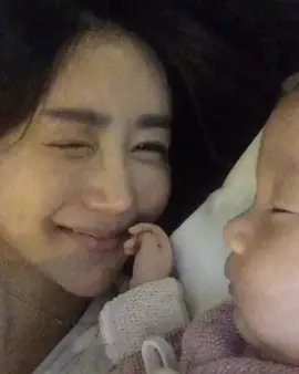 몇년전 일까요?ㅎ 코 자고있는 딸램 옆에 누워 엄마는 부메랑에 재미부쳤단다 ㅡ더더자거라~ 추억사진 새록새록♡♡♡ #일상 #♡ #추억