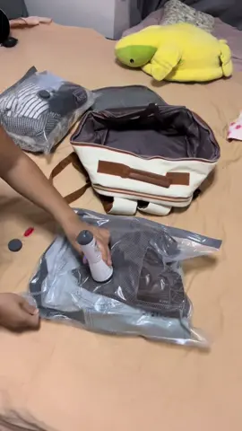 #packingtip #backtoschool #spacesaving #carryon #travelhacks #travelwithme #compression #whattopack #BauduccoLover #travellight #vacuumseal #compressionbags 
