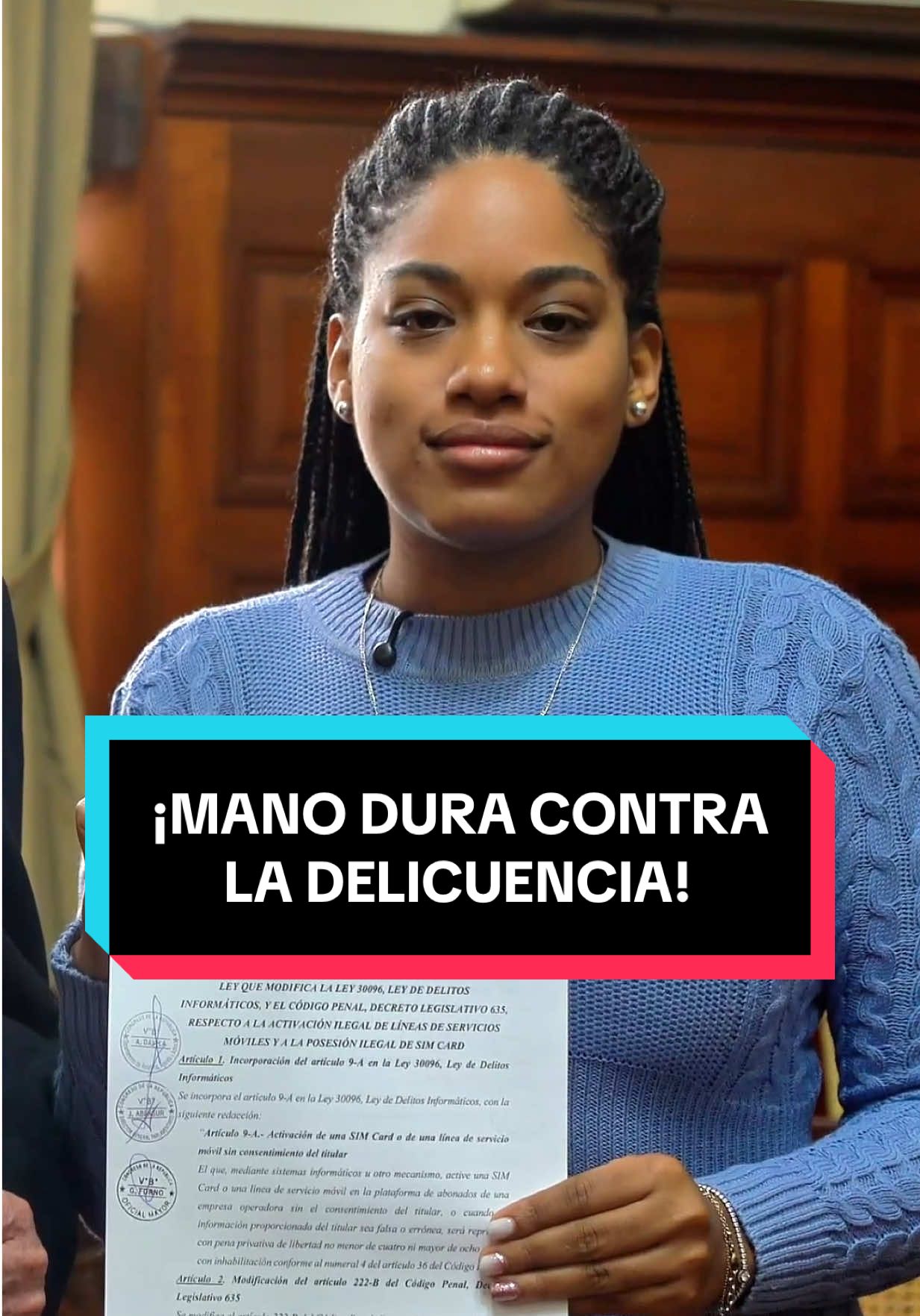 Hoy firmamos la autógrafa de mi proyecto de ley, que penaliza la activación y venta de SIM cards ilegales. 🚨 8 años de cárcel para quienes las vendan. 🚨 Pena también para quienes las activen con identidades robadas. Entre 2022 y 2024 se incautaron más de 15 mil chips ilegales. La policía los atrapaba, pero salían libres por un vacío legal. Eso se acabó! Ahora ya no hay pretextos: van presos. Esperamos que la Fiscalía haga su trabajo y no deje libres a estos delincuentes. #SIMcard #extorsion #chipsilegales #inseguridadciudadana #delicuencia 