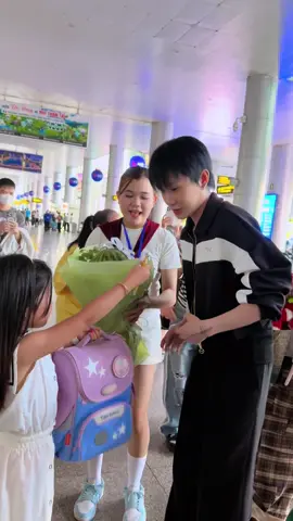 Sĩ hết đời nhé gái yêu , được anh J97 ký cặp đi học nè , năm nay học phải giỏi hơn năm ngoái nha #xuhuong , #j97 , #domdom , #j97_phuongtuan , #j97danang 