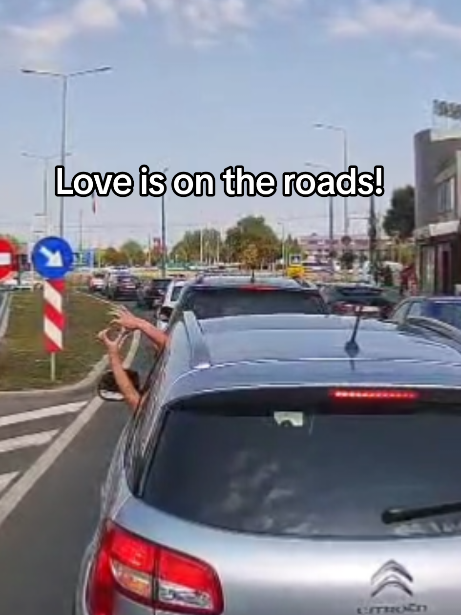 Dragi șoferi! Fiți drăguți in trafic și conduceți prudent și în siguranță! Colegul nostru a cedat trecerea pentru a fluidiza traficul, iar doamna din fața lui i-a mulțumit, cu o 