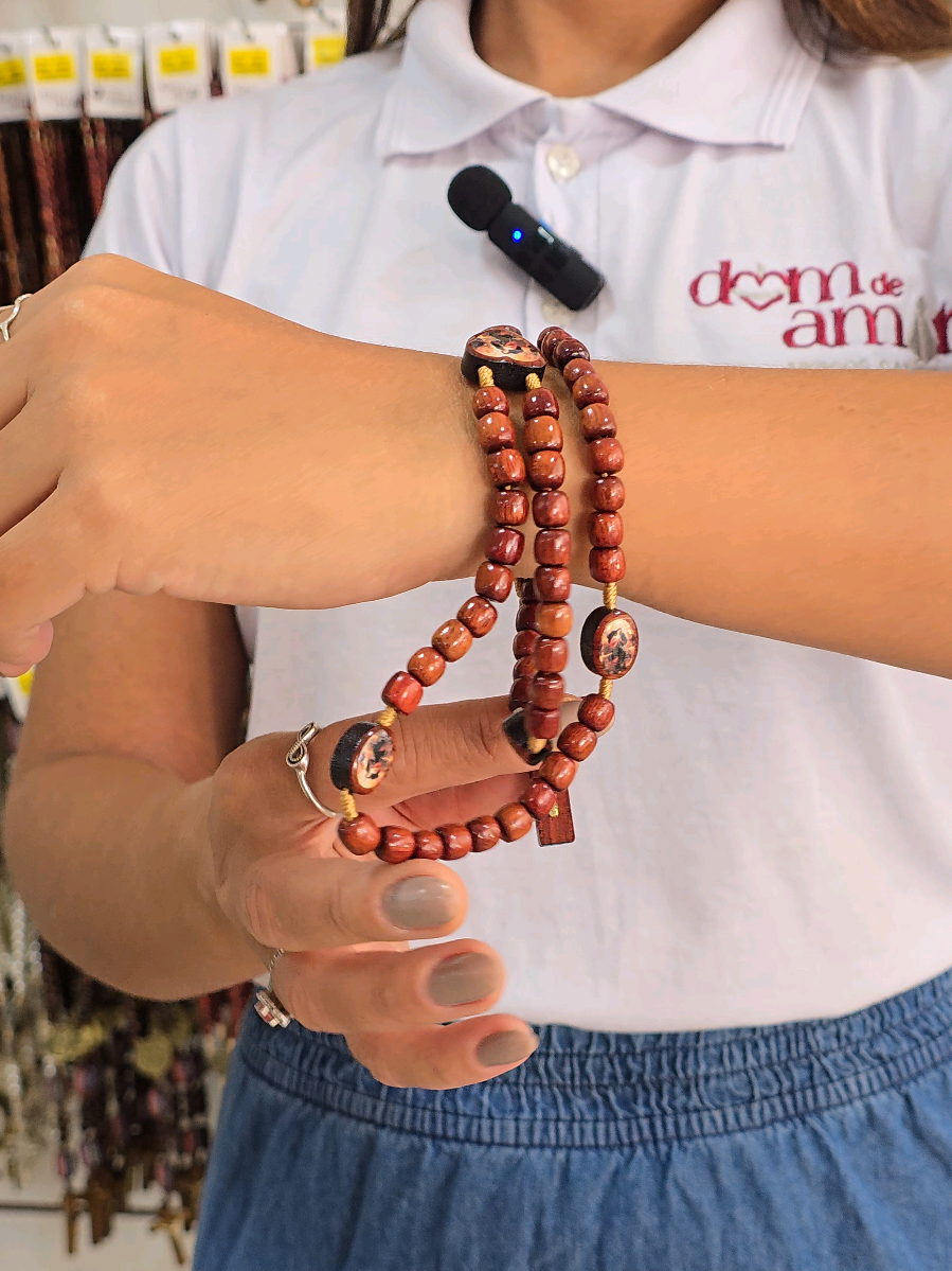 O terço é um sinal de fé e devoção. Veja como usar o terço no pulso e carregue sempre consigo a presença de Maria em sua vida. #tercov #tercomariano 