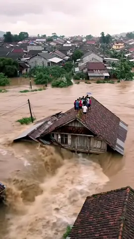 Seconds Before Residents' Homes Are Flooded! Water Levels Are Rising! #disasterstrucks #fyp #viral #foryou #foryoupage