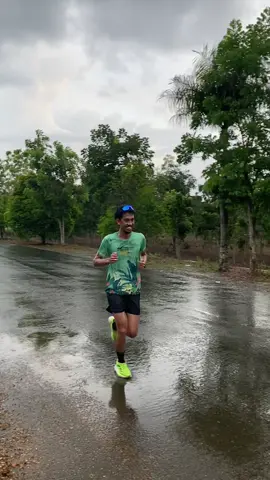 Hujan hanya air , latihan tetap mengalir 🌧️ #Running #lari #strava #stravarun 