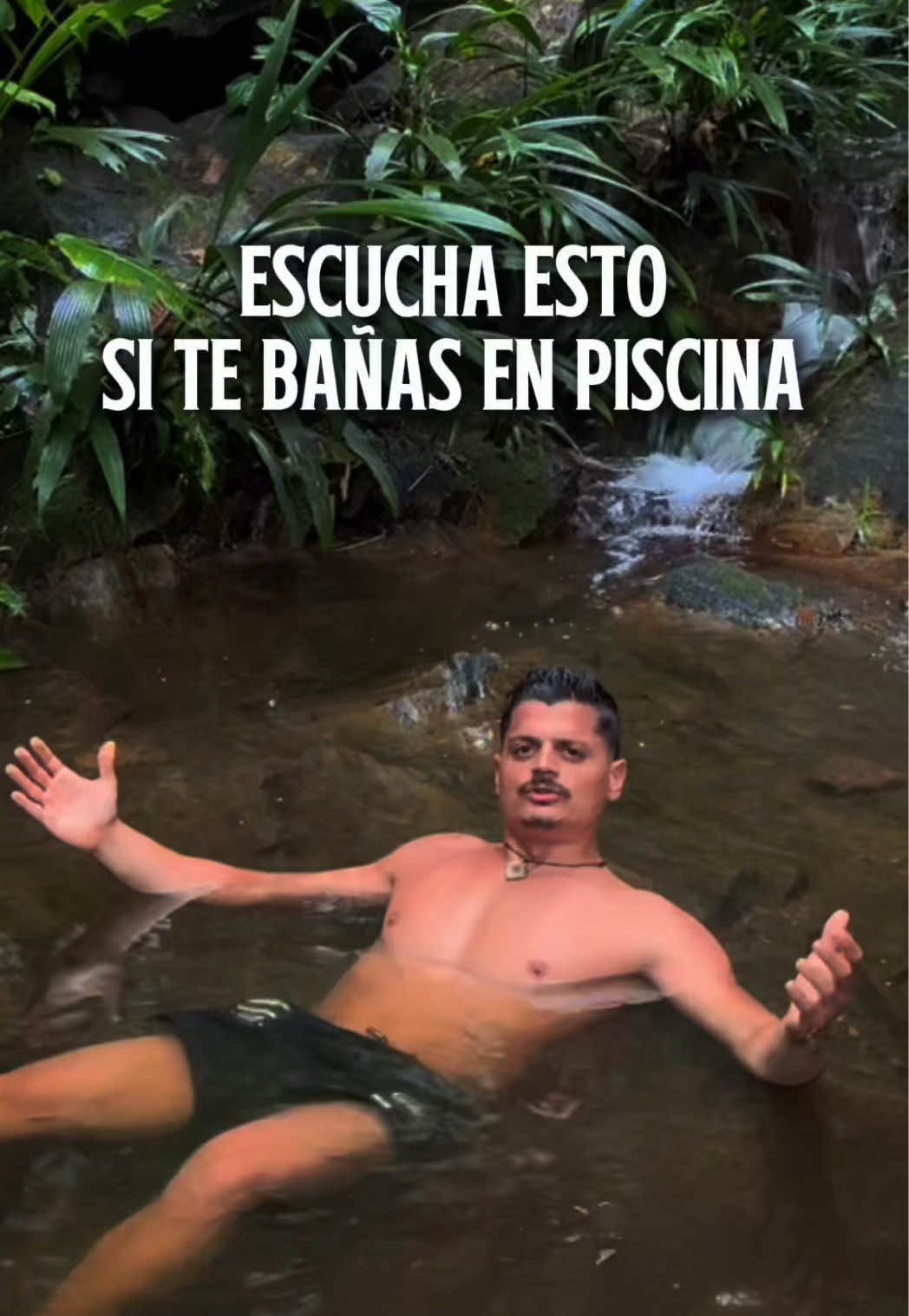 Hay solución??👇 La piscina no es tan inofensiva como parece. El agua tratada con cloro afecta la piel, la reseca y altera su barrera natural. Ese mismo químico entra por los poros y termina impactando el sistema respiratorio y hasta la salud hormonal. Si a esto le sumas el protector solar: la mezcla de químicos y cloro genera subproductos tóxicos que el cuerpo absorbe. Esa agua no fluye, no se estructura, no respira… Se mantiene estancada con químicos para disimular su deterioro, pero en esencia es un líquido artificial que nada tiene que ver con la pureza de un río o el mar. Pero tranquilo tigre… hay una forma de intentar sobrellevar esos daños, creando una barrera protectora. Eso lo voy a revelar en un próximo video. Mantente curioso. —el Tigre