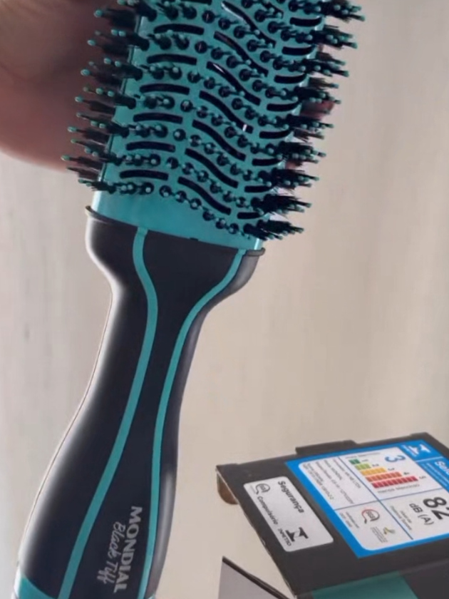 Cabelo lindo sem estresse? A escova secadora Mondial Black Tiff seca, modela e deixa brilhoso em minutos. É só ligar e arrasar, sem precisar de mil ferramentas. Quem tem tempo pra complicação hoje em dia? #blacktiff #cabelo #escovasecadora #mondial 