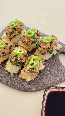 קריספי רייס סלמון בגרסה הבריאה 🍣 מצרכים: •	300 גרם אורז סושי יבש (מבושל) •	3–4 פרוסות סלמון מבושל ומפורר •	1 כף רוטב סריראצ׳ה •	1 כף מיונז לייט •	2 כפות רוטב סויה •	צרור בצל ירוק / עירית •	חצי אבוקדו קטן •	1 כף רוטב טריאקי מופחת סוכר •	פלפל חריף אופן ההכנה: 1.מבשלים אורז סושי, משטחים בתבנית ומקררים כ־3 שעות. 2.חותכים לקוביות קטנות ואופים/משחימים בנינג׳ה 20 דקות על 180 מעלות (אפשר ריסוס שמן זית). 3.מערבבים סלמון מפורר עם סריראצ׳ה, מיונז לייט, סויה ובצל ירוק. 4.על כל קוביית אורז מניחים אבוקדו, מעל תערובת סלמון, פרוסת פלפל חריף וזילוף טריאקי