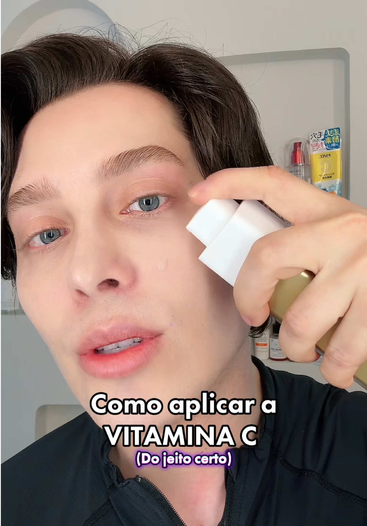 APRENDA 👇🏻 CUPOM: JARDEL na @Creamy Skincare  A vitamina C é um dos antioxidantes mais estudados na dermatologia e, quando aplicada na pele, age neutralizando os radicais livres — moléculas instáveis produzidas pela poluição, pelo sol e até pelo estresse que aceleram o envelhecimento cutâneo. Além disso, estimula a produção de colágeno, ajudando na firmeza e na elasticidade, e uniformiza o tom da pele ao reduzir a formação de melanina, clareando manchas e trazendo luminosidade natural. Mas o ponto-chave é o seguinte: a vitamina C funciona como uma barreira extra de defesa durante o dia, potencializando o efeito do protetor solar contra os danos da radiação UV e da luz visível. Por isso, ela não é apenas um “extra” na sua rotina — é um investimento direto na saúde e juventude da sua pele. Use diariamente pela manhã antes do protetor solar e você vai perceber, com o tempo, uma pele mais resistente, luminosa e protegida. Se você ainda não tem uma vitamina C, esse é o momento de comprar e incluir no seu skincare. Sua pele vai agradecer. #vitaminac #creamyskincare #skincare #skinarmy #manchasnapele 