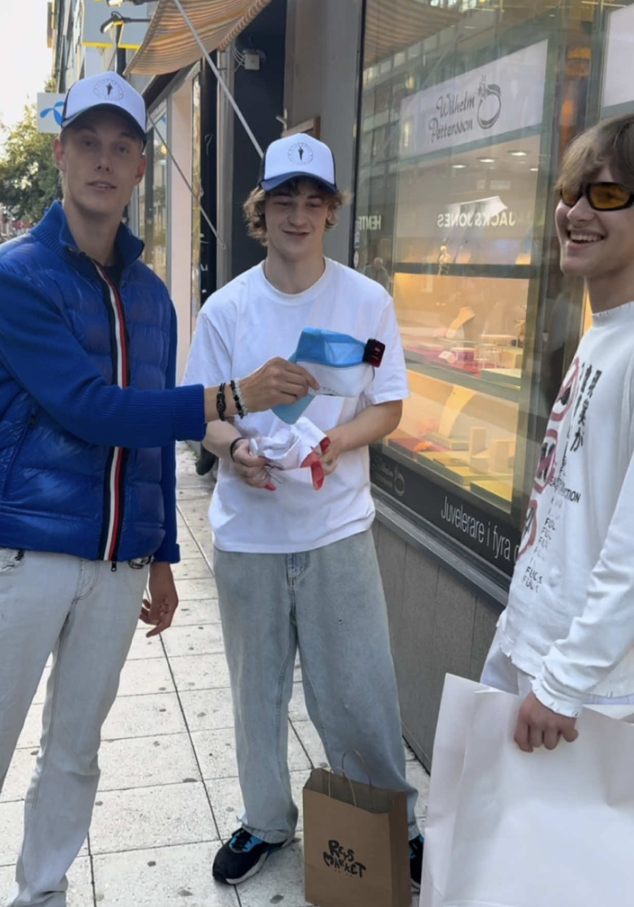 Beställ din VGC VESTITI Keps NU på VongrevenCloset.se🤩#VongrevenCloset #VGCVestiti #länkibion #foryoupage #viral #märkeskläder #tiktok #grischgarta #intervju #laidback #snobb #fördig #fypシ 